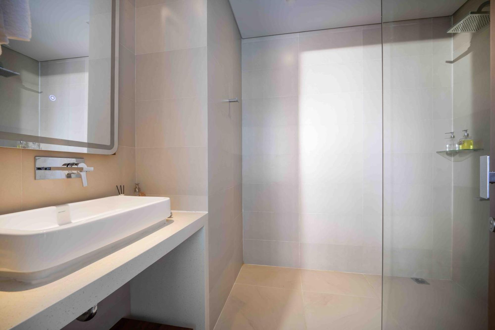 Stunning Apartments Across My Khe Beach ! Rooftop Pool & Gym Da Nang Bagian luar foto